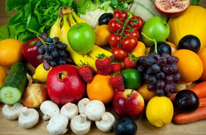 Fruta të freskëta me perime dhe manaferra